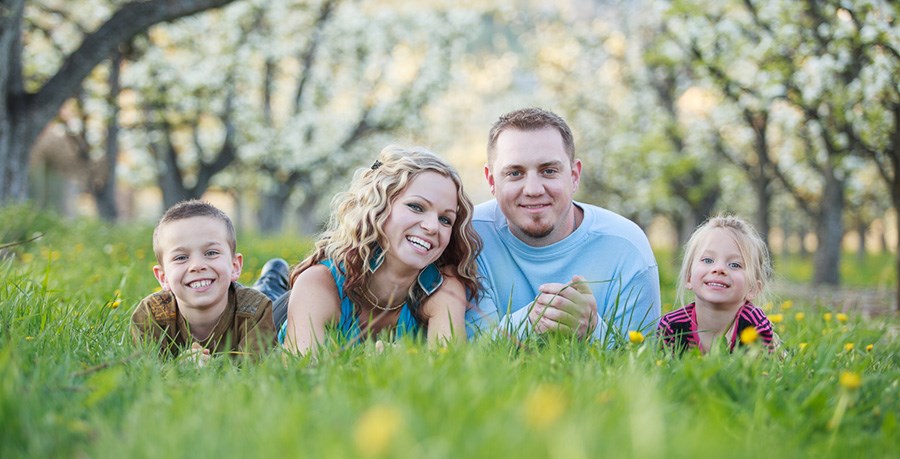 kelowna_family_photo_in_orchard_spring_cr