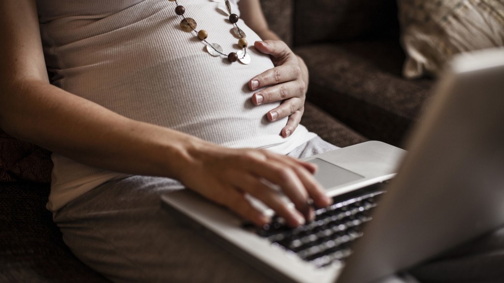 pregnant-woman-using-laptop_qw1clf