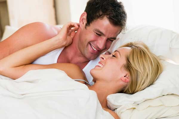 Man+Woman-affectionate-bed2