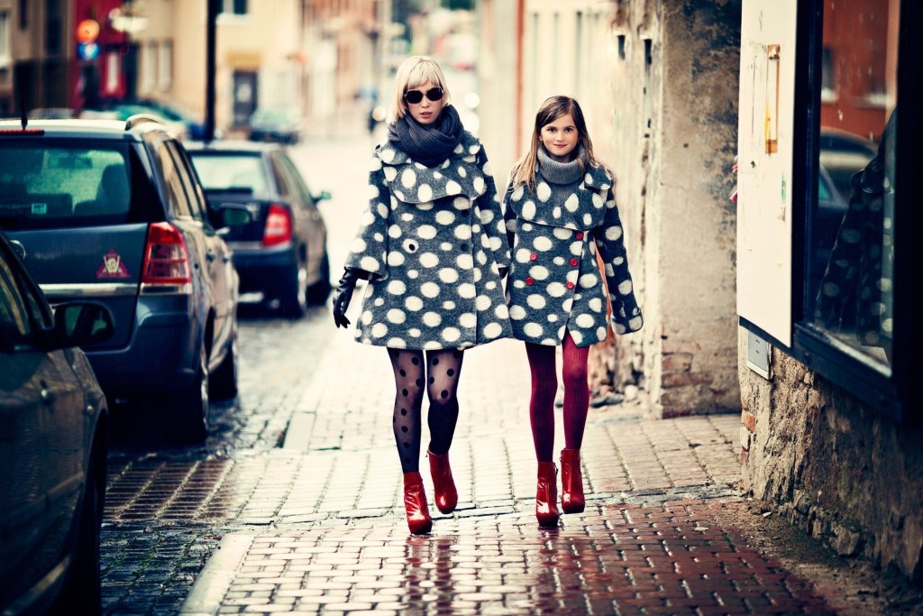 mother-daughter-girl-clothing-fashion-town-street