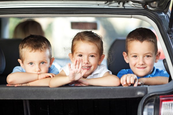 happy-kids-in-back-of-car_uluptd