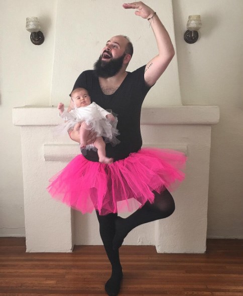 6qnyo-dad-takes-hilarious-photos-with-baby-daughter-8