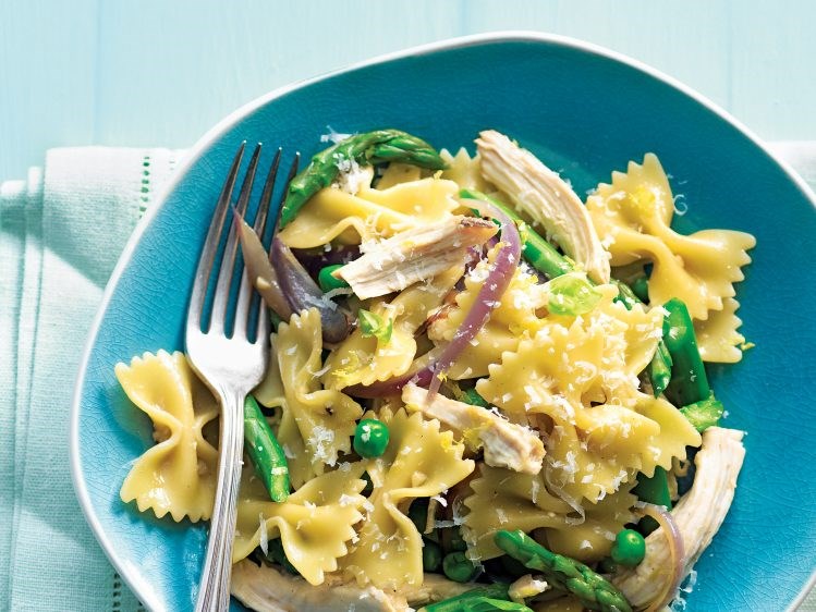 farfalle-with-roast-chicken-spring-veggies-and-parmesan-recipe-2560x1920-749x562