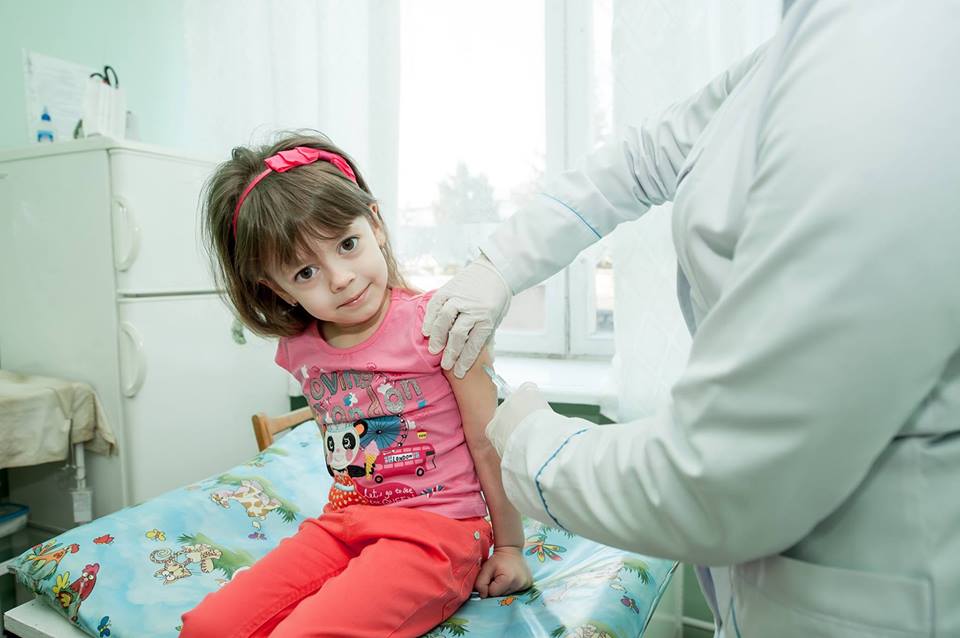 ЮНІСЕФ додатково закупив для України понад мільйон доз вакцини від кору