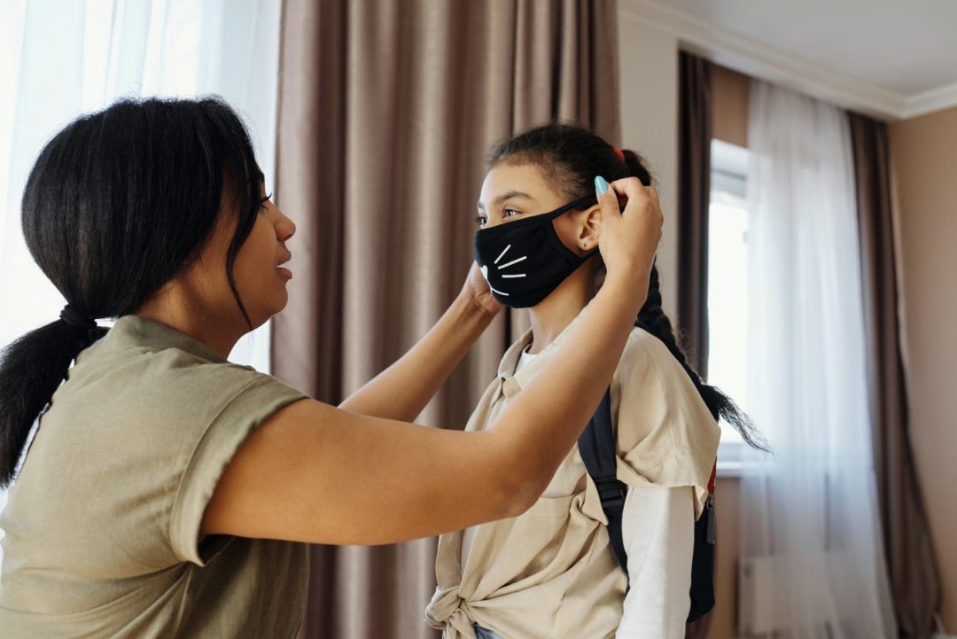 ВОЗ и ЮНИСЕФ рекомендуют не носить маски детям до пяти лет